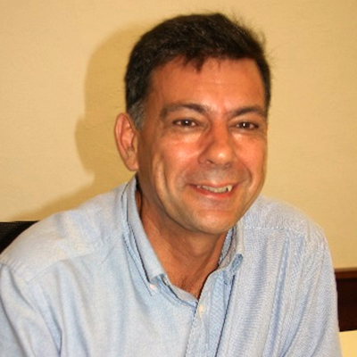 Primero plano de Rafael Vázquez Vega sonriente, con camisa celeste