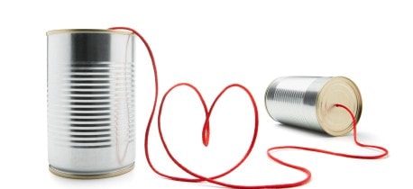 Dos latas de conserva unidas por un hilo que al doblarse define la forma de un corazón